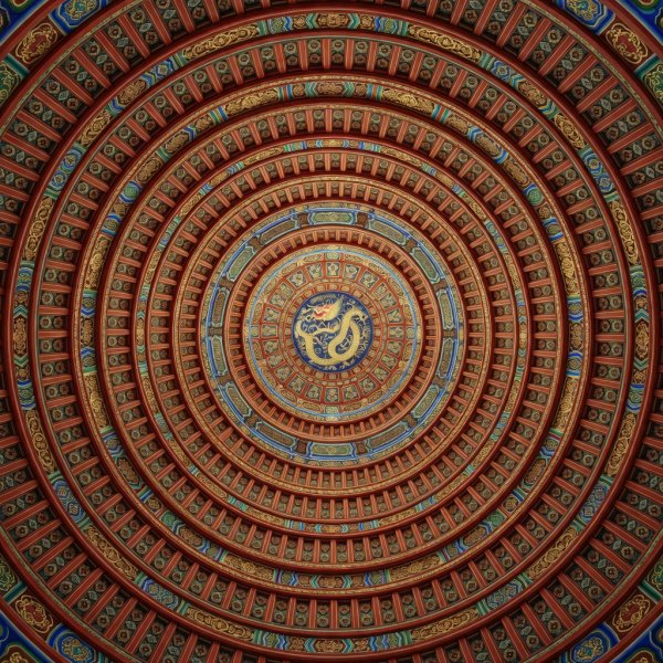 Kreisförmige Kassettendecke der Halle des Gebets um gute Ernten im Himmelstempel, Peking, von unten gesehen